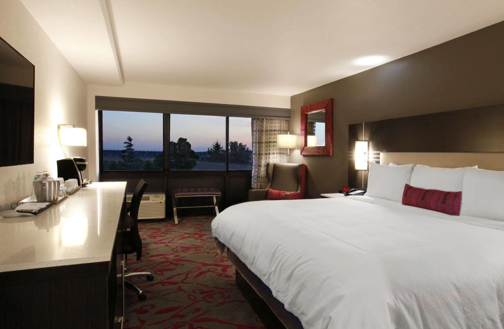 Radisson Airport Hotel 3*