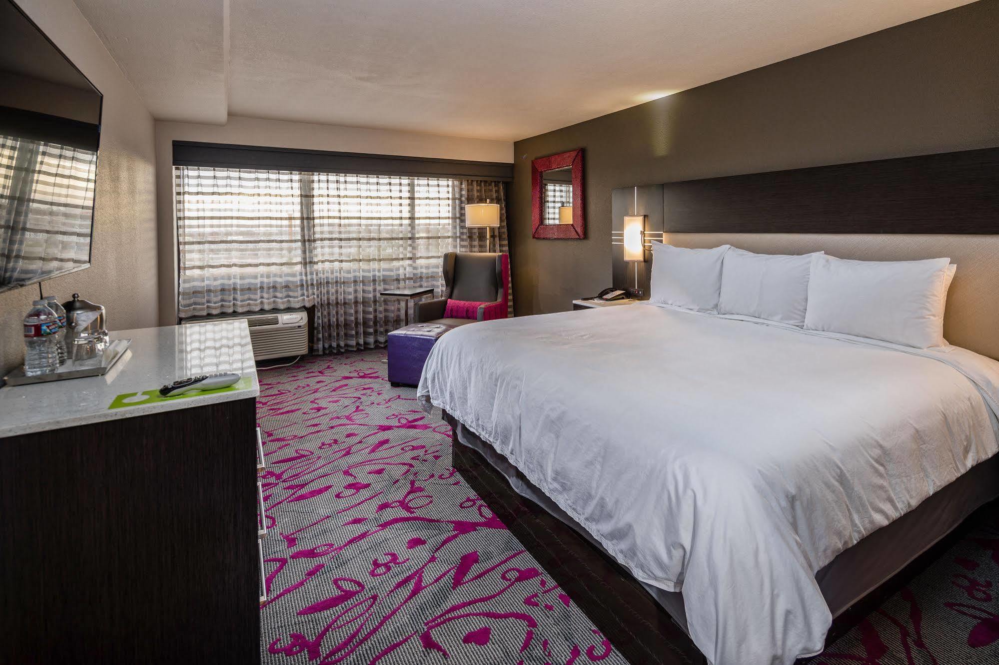 Hotel Radisson Airport 3*